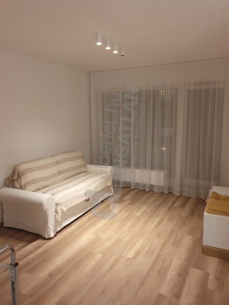 A Somfa utc�ban a X.ker�letben, lak�parkban, egy 47m2-es lak�s kiad�.