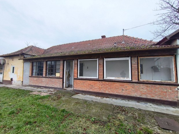 A Tisza t�n�l, Sarudon 2 szob�s, 75 nm-es csal�di h�z elad�