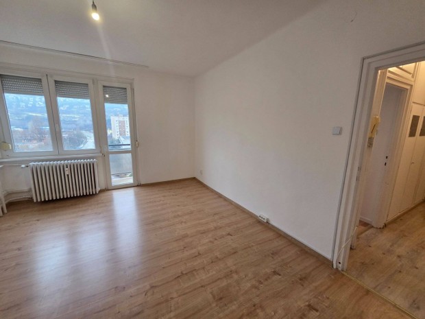 A V�radi utc�ban 3 szob�s erk�lyes fel�j�tott lak�s kiad�!