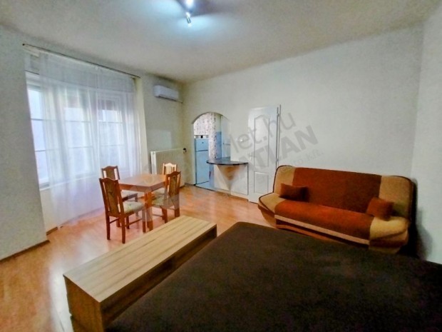 A Westend k�zel�ben a Pann�nia utc�ban, kiad� egy vil�gos garzonlak�s!