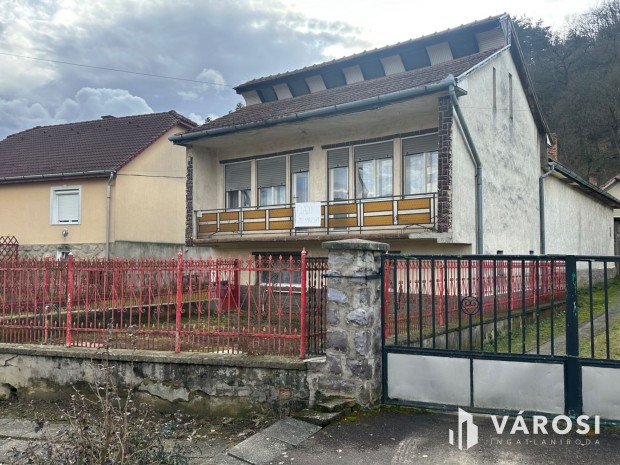 A falu csendes r�sz�n, fel�j�tand� csal�di h�z elad�!