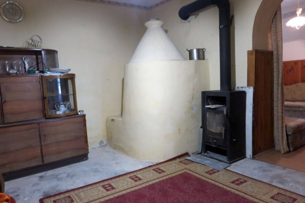 A falu mellett tanya 4 szob�s h�zzal, 650 nm-es mell�k�p�lettel