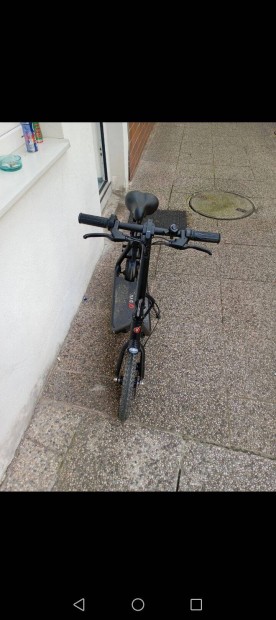 A kpen egyDyu C4 sszecsukhat elektromos rollerlthat.