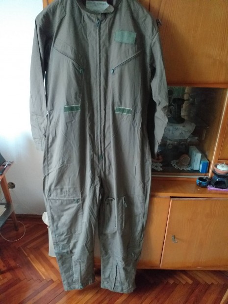 A képen látható férfi overáll eladó. L