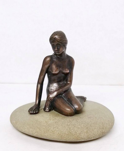 A kis hableny - Koppenhga - bronz figura lapos kavicson - bronz, k