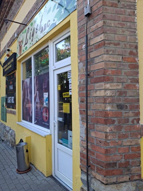 A könyvtár szomszédságában 80m2-es üzlet kiadó