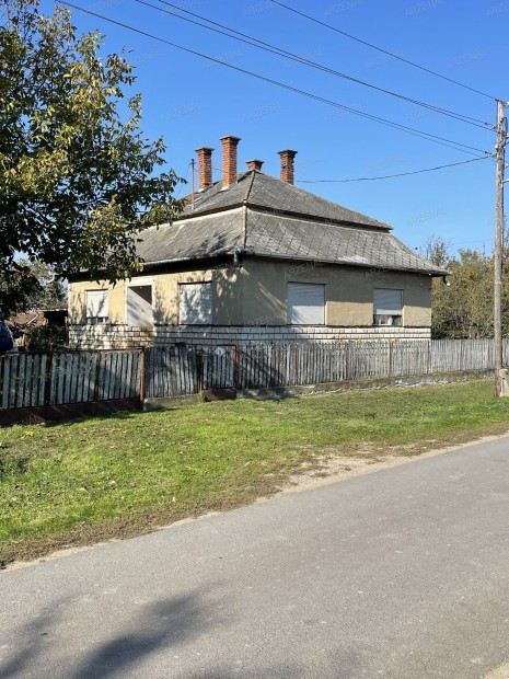 A telep�l�s csendes, nyugodt r�sz�n, a k�zponthoz nem messze, r�szben