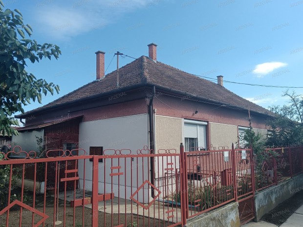 A telep�l�s csendes, nyugodt r�sz�n iker �p�t�s� csal�di h�z elad�