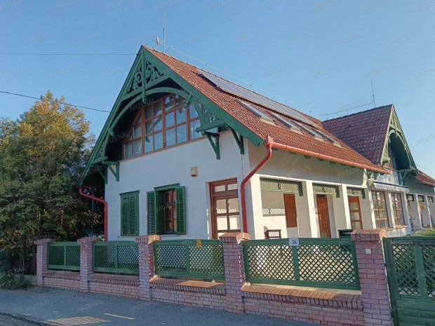 A telep�l�s frekvent�lt hely�n, j�l megk�zel�thet� helyen, kit�n�