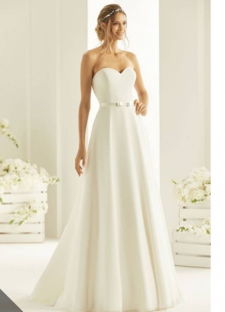 A vonalú menyasszonyi ruha