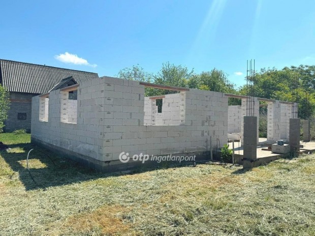 Ab�dszal�ki 118 nm-es h�z elad�