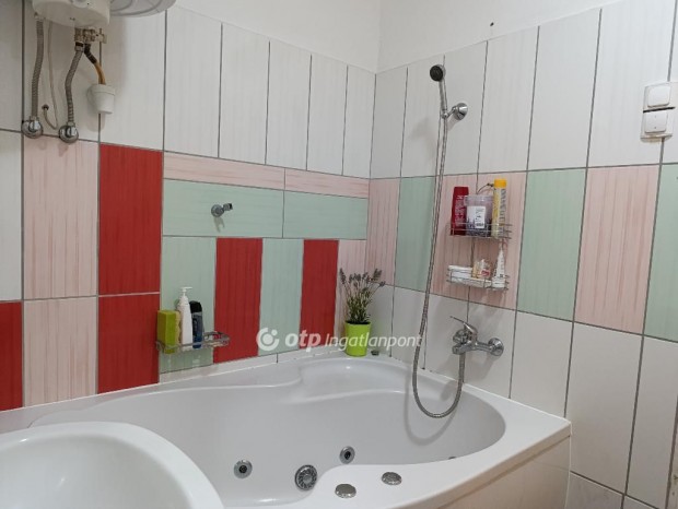 Ab�dszal�ki 133 nm-es lak�s elad�