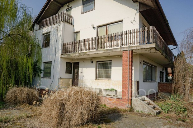 Abda - k�zpontban, egyedi, sok lehet�s�get k�n�l� 240 m2-es h�z elad�