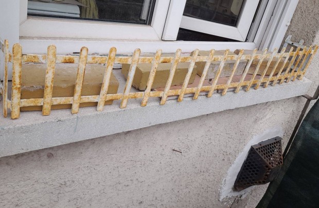 Ablakpárkányhoz virágtartó rács