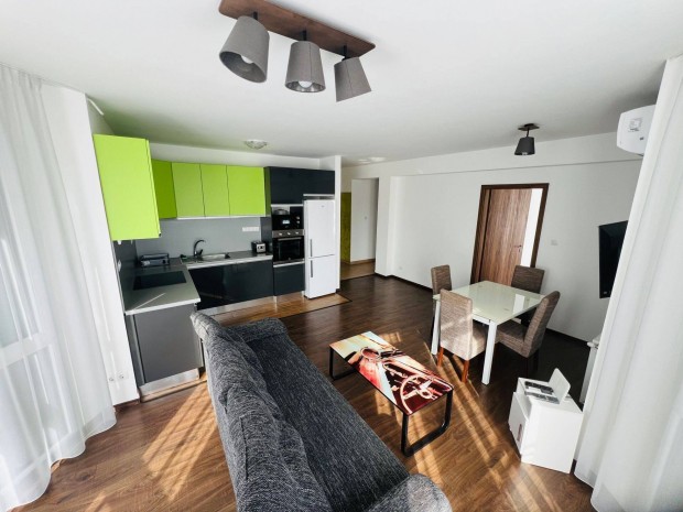 Abszol�t belv�rosban, Ny�rfa t�ren Exkluz�v lak�s elad�