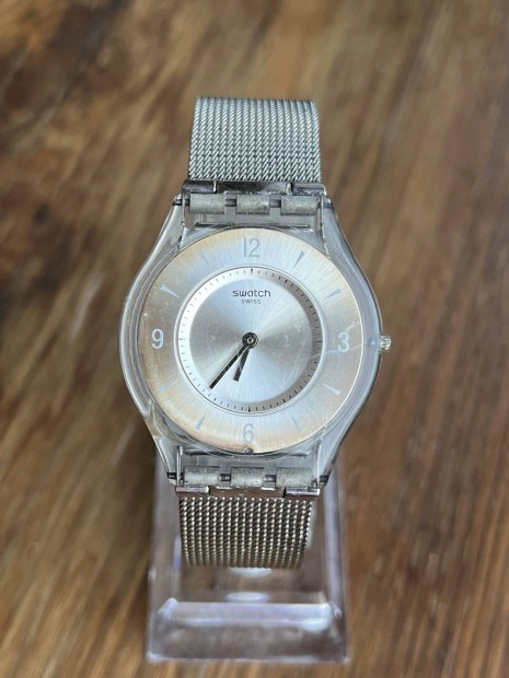 Acél szíjas ultra slim quartz Swatch Metal Knit karóra