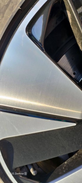 Acélfelni kettő darab ,téli gumival együtt ami Hankook eladó.6000