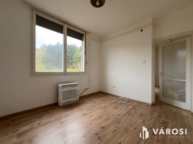 Ac�lgy�ri �ton 4. emeleti, fel�j�tott, erk�lyes lak�s elad�!