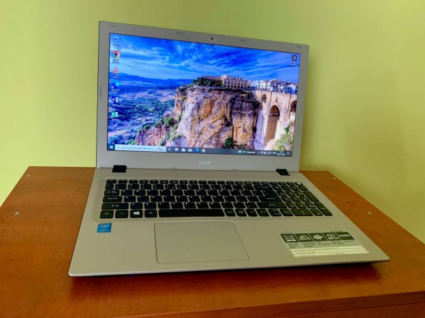 Acer Aspire E15 8 GB ram, új SSD, Windows 10 Pro, Office 2019