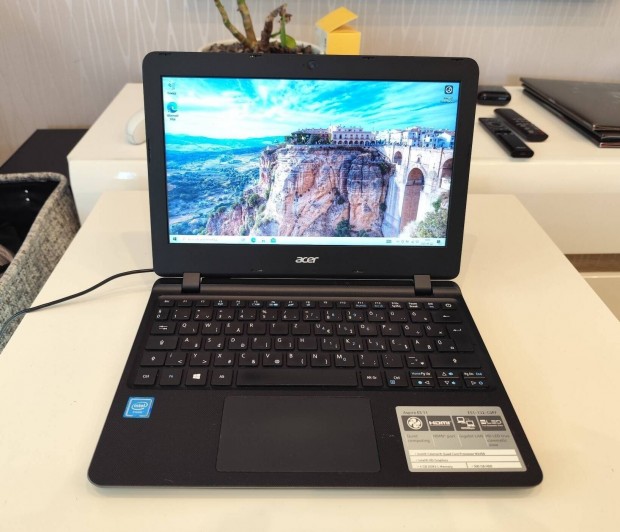 Acer Aspire Es1 132 Celeron N3450 4mag 8GB RAM 64GB SSD laptop