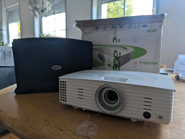 Acer H6502BD 3D DLP projektor eladó, új lámpával