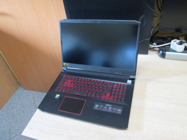 Acer Nitro 5 gamer laptop 10. gen, 16 GB. Hibsan!