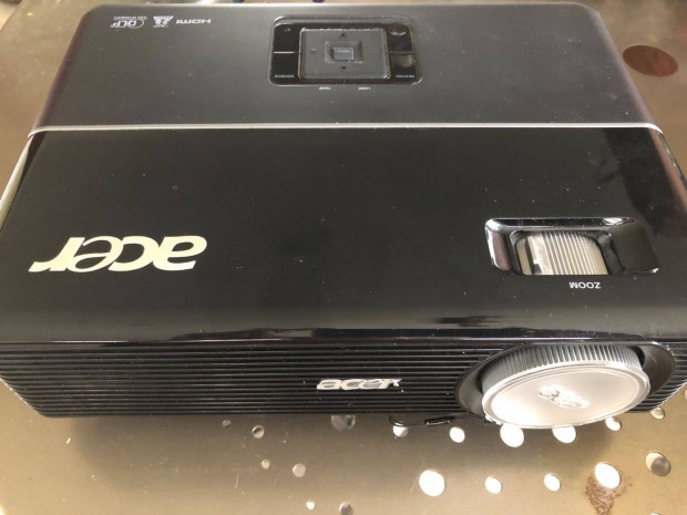 Acer P1200 projektor tskval, kezelsi tmutatval s klnbz kbel