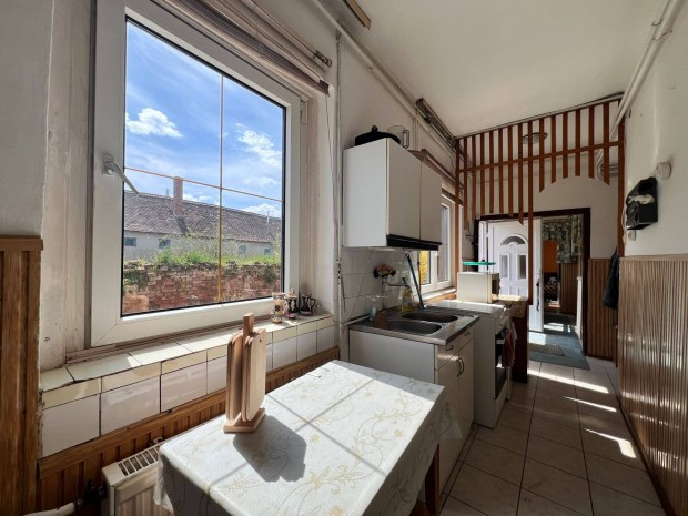 Acs�d elad� csal�di h�z