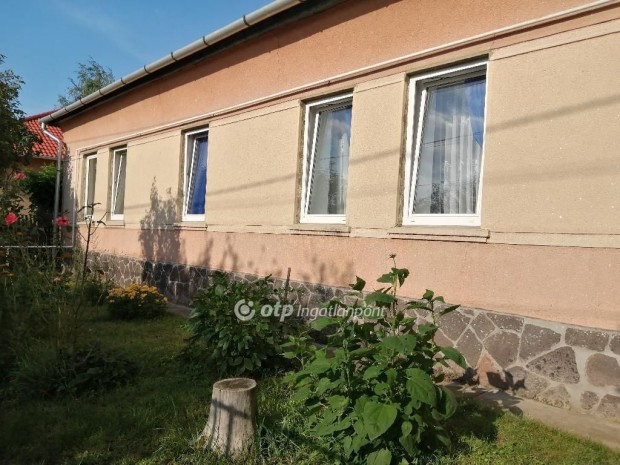 Ad�csi 76 nm-es h�z elad�