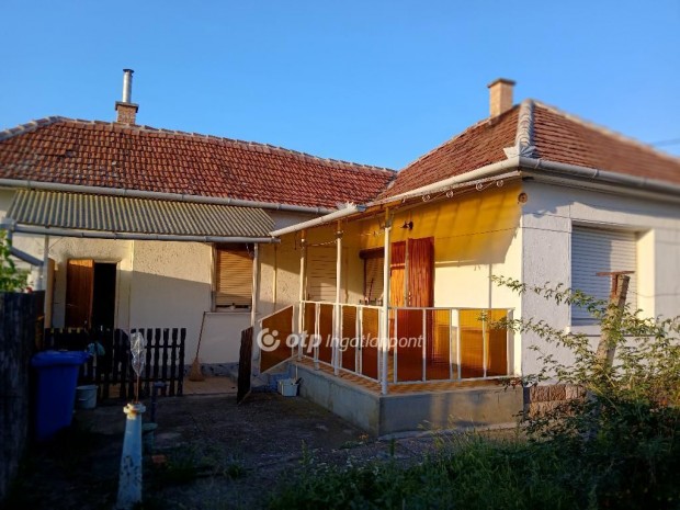 Ad�csi 90 nm-es h�z elad�