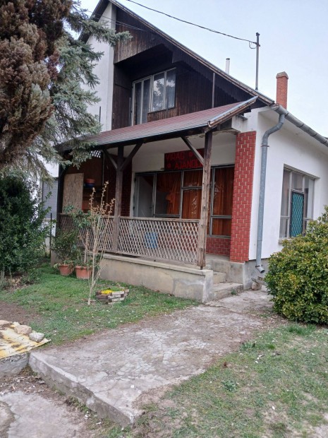 �d�nd csal�di h�z elad�