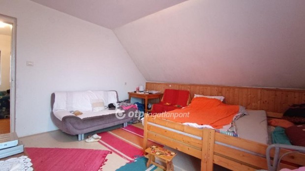 �d�ndon elad� egy 136 m2-es, k�tszintes, t�gla �p�t�s� csal�di h�z