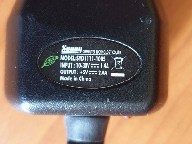 Adapter szivargyújtó 10-30V-ról -> 5V 2A 1.5m kábellel