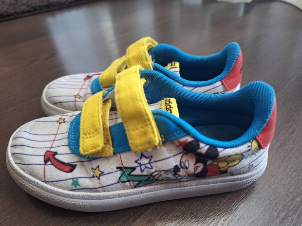 Adidas 29-es vászoncipő benticipőnek is jó