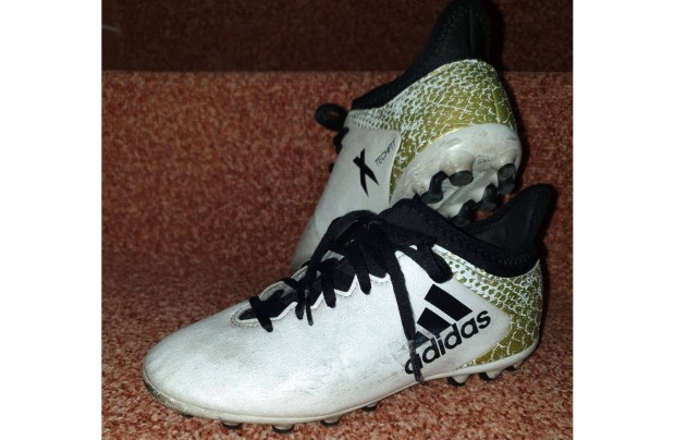 Adidas 32-es gyerek futball cipő