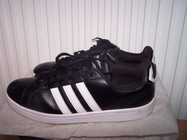 Adidas 44-es cip,