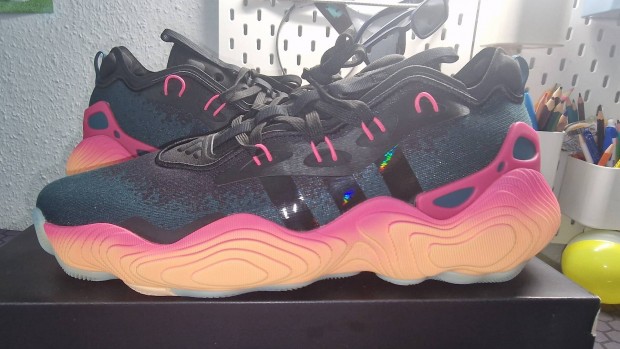 Adidas Trae Young 3 kosárlabdacipő (50- es méret)