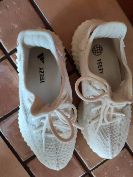 Adidas Yeezy tört fehér színű!
