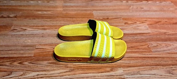 Adidas, nagyon szép, masszív és strapabíró 43-as papucs