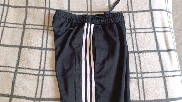 Adidas fekete sportnadrág