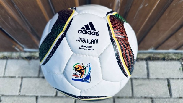 Adidas foci labda,Dzsudzsák Balázsos gyári nyomású, dedikálással.
