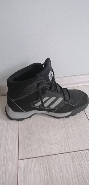 Adidas gyerek cipő eladó, alig használt 