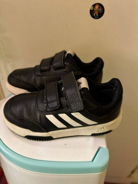 Adidas gyerekcip 27-es