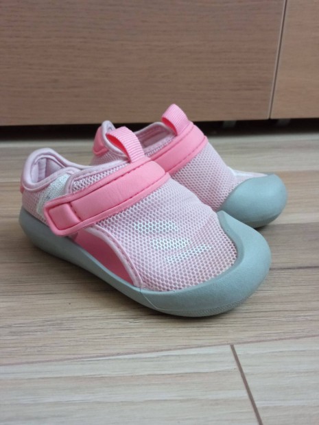 Adidas kislány benti cipő 22-es