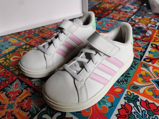 Adidas kislány cipő 