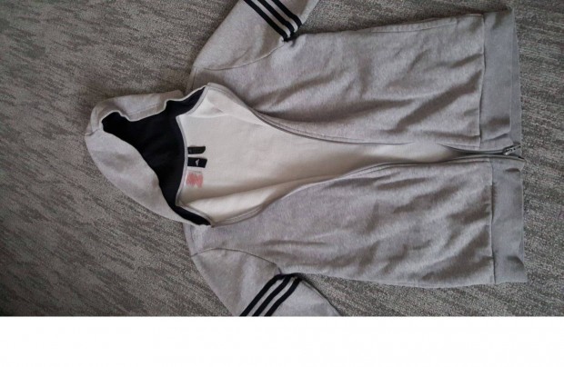 Adidas melegt fels M