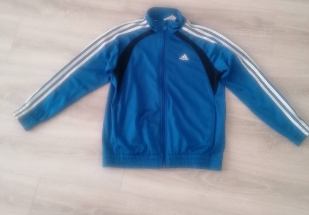 Adidas melegt fels elad! 