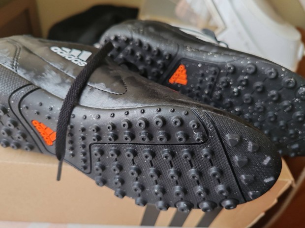 Adidas műfüves foci cipő 38