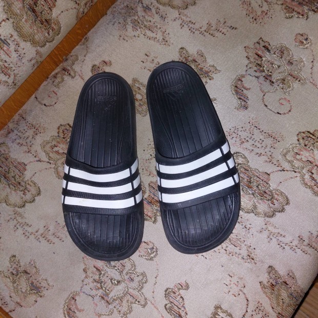 Adidas papucs 35