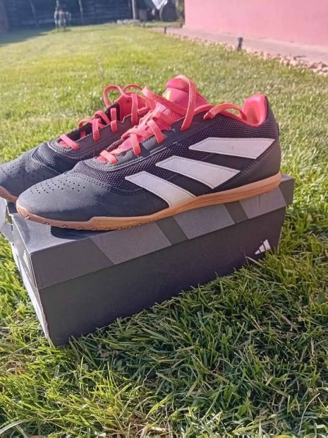 Adidas predator foci teremcipő 42 2/3 méretben eladó